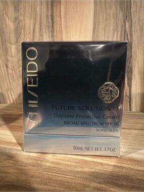 Shiseido Future Solution LX Daytime Protective Cream - Silver and Gold Accents